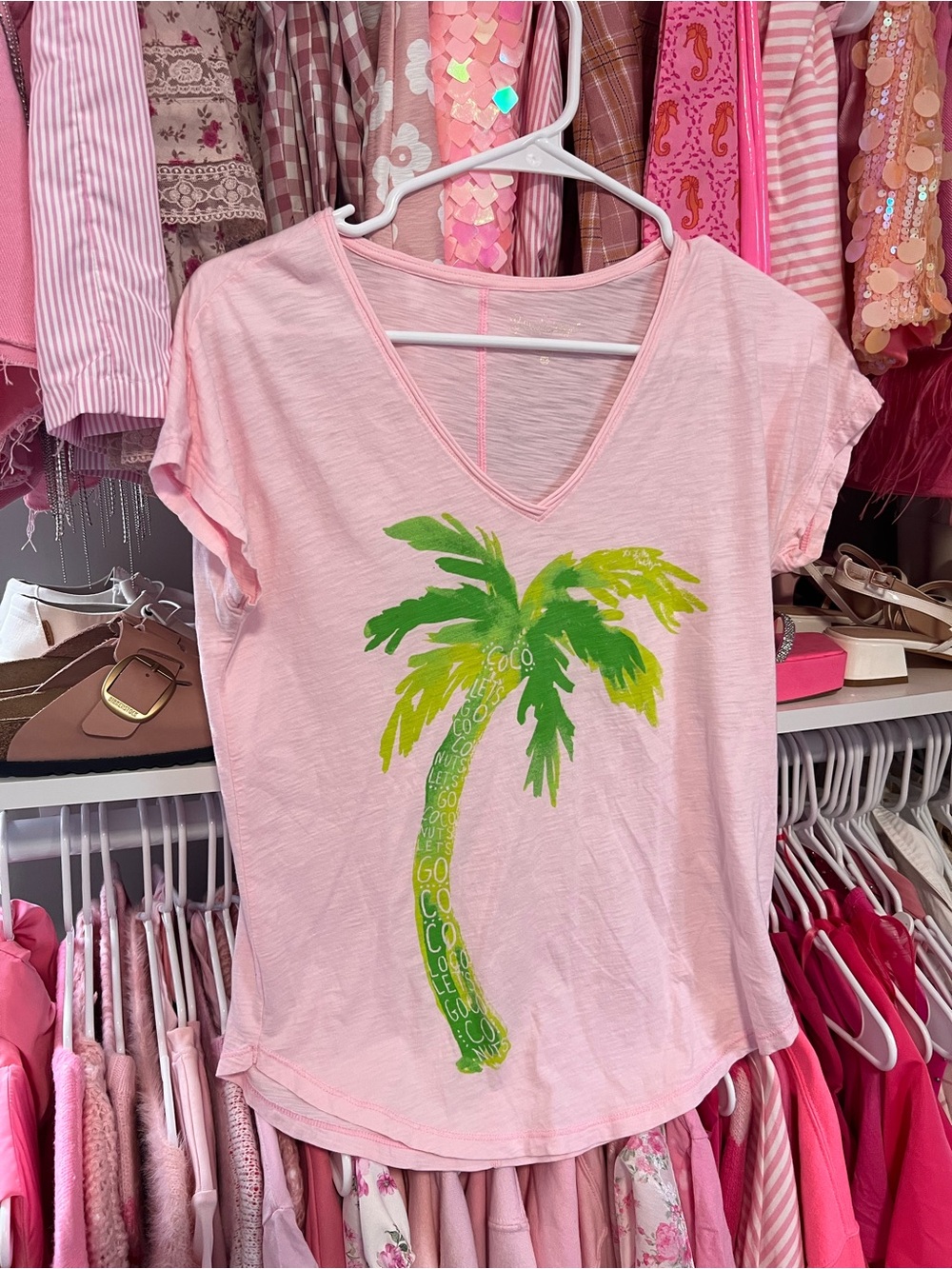Lilly Pulitzer-V-Neck Palm Tree Graphic Tee